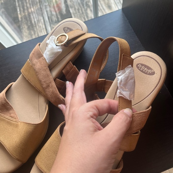 Tan low wedge Dr Scholl’s sandals NWOT - Picture 9 of 10